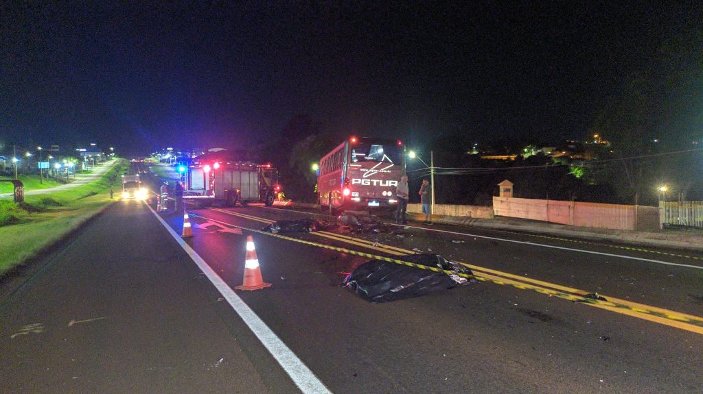 Casal morre em colisão frontal entre moto e ônibus na BR-277 em Cascavel Casal morre em colisão frontal entre moto e ônibus na BR-277 em Cascavel