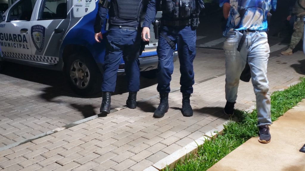 Fugindo da GM, motociclista coloca em risco vida de passageira e de pedestres no Floresta Fugindo da GM, motociclista coloca em risco vida de passageira e de pedestres no Floresta