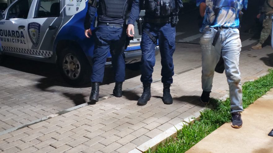 Fugindo da GM, motociclista coloca em risco vida de passageira e de pedestres no Floresta