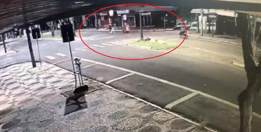 Motociclista foge após atropelar gestante na faixa de pedestres
