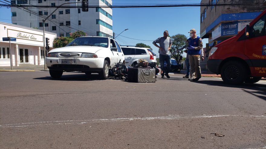 Homem fica ferido em acidente entre moto e Fiesta no Centro