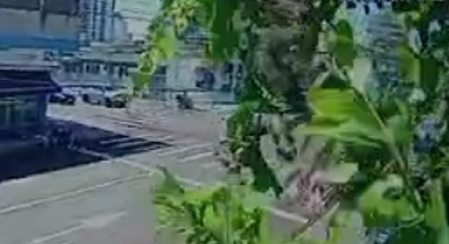 Câmera flagra colisão entre moto e Fiesta no Centro