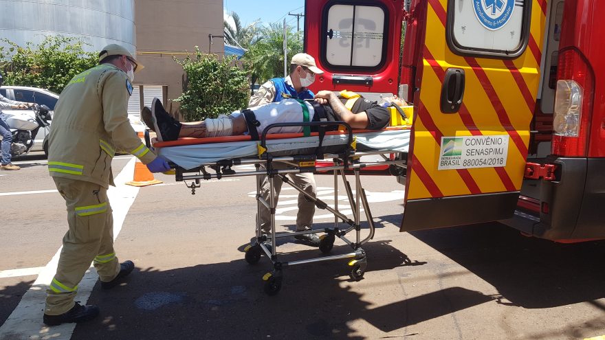 Adolescente não habilitado fica ferido em acidente de moto na Avenida Toledo