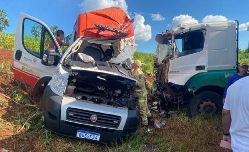 Grávida e mais 4 pessoas ficam feridas em acidente com ambulância do Samu Imagem referente a Grávida e mais 4 pessoas ficam feridas em acidente com ambulância do Samu