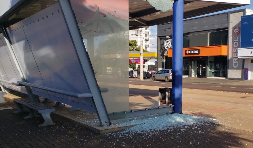 Vidraça de ponto de ônibus estoura no Centro