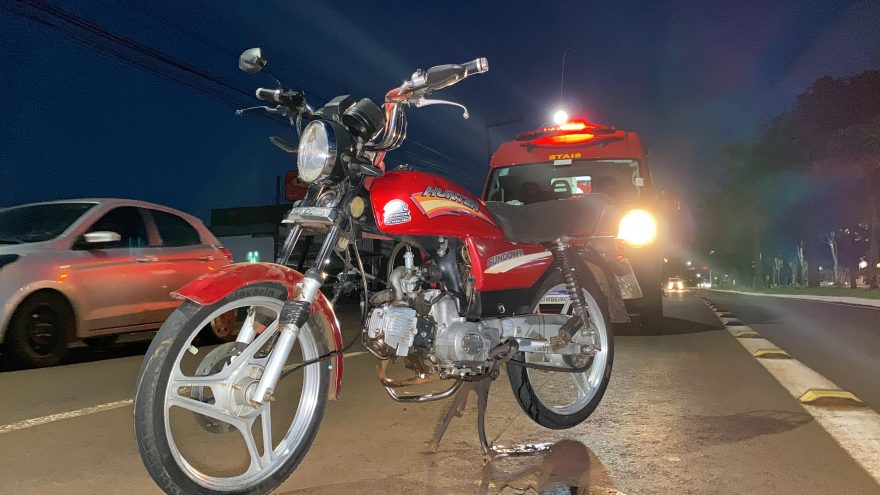 Motociclista fica ferido após colisão traseira na Avenida Brasil