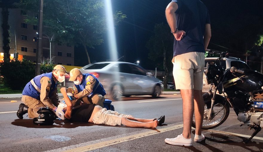Motociclista fica ferido em acidente na Avenida Brasil