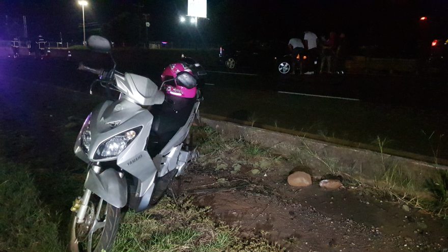 Colisão entre moto Yamaha e Fluence na BR-277 deixa duas pessoas feridas