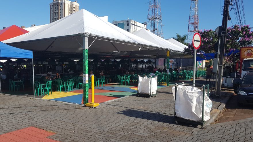 Com domingo ensolarado, Feira do Teatro é opção de lazer e entretenimento