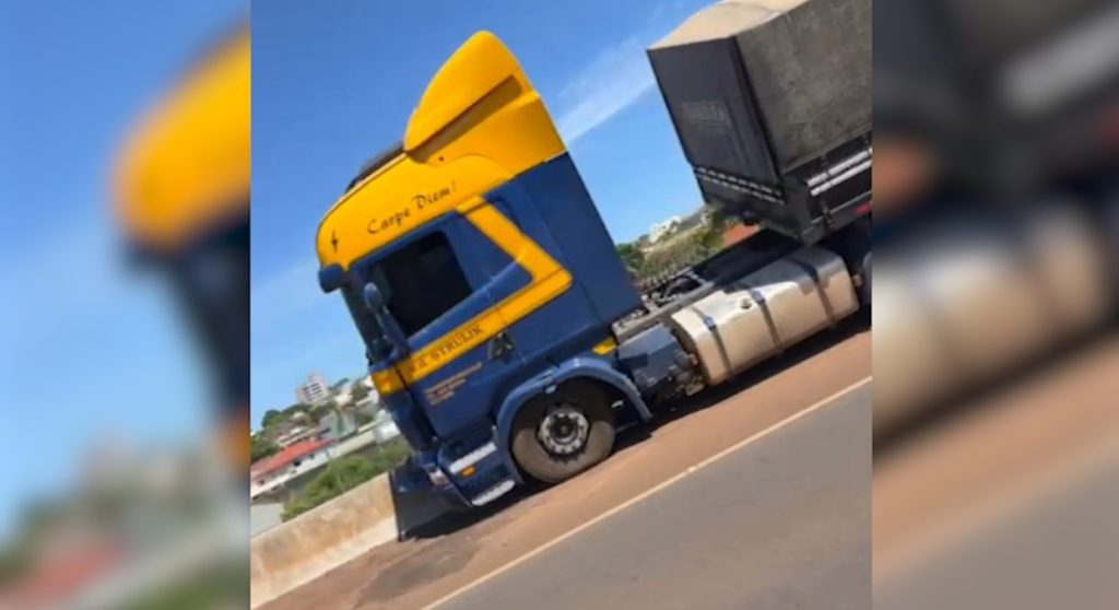 Carreta bate em mureta na BR-369, em Corbélia Carreta bate em mureta na BR-369, em Corbélia