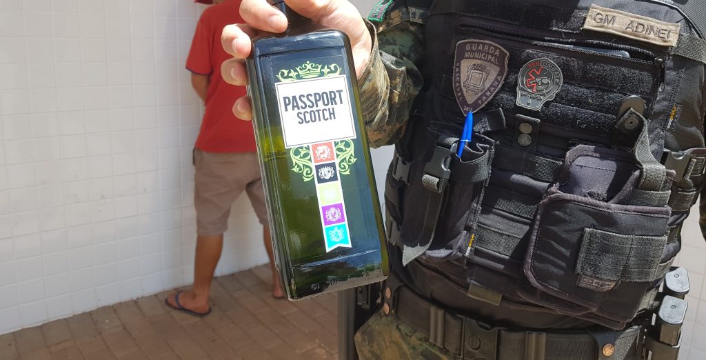 Jovem é flagrado tentando furtar garrafa de whisky em supermercado na Região Norte Jovem é flagrado tentando furtar garrafa de whisky em supermercado na Região Norte