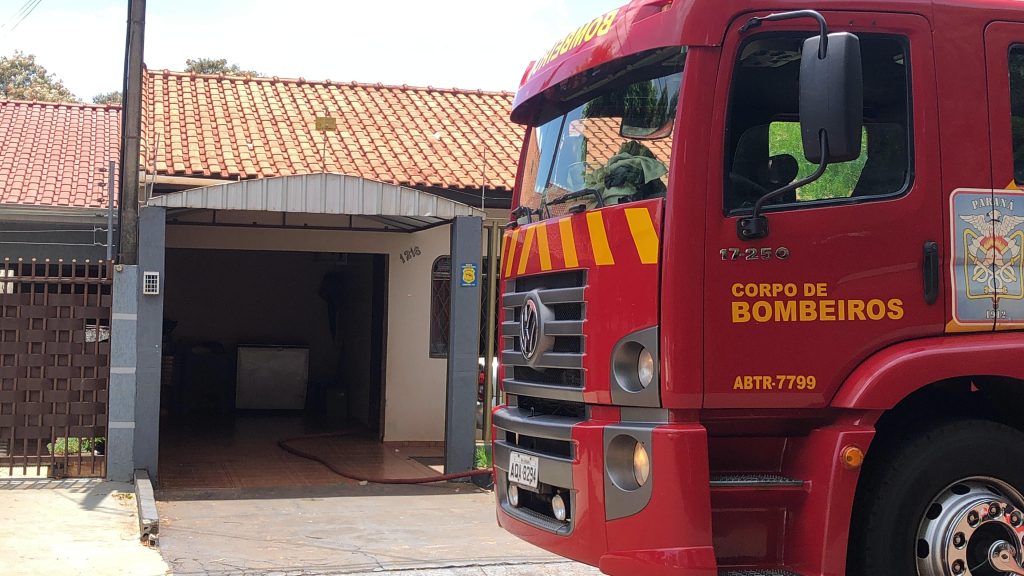 Bombeiros combatem incêndio em estrutura de churrasqueira no São Cristóvão Bombeiros combatem incêndio em estrutura de churrasqueira no São Cristóvão