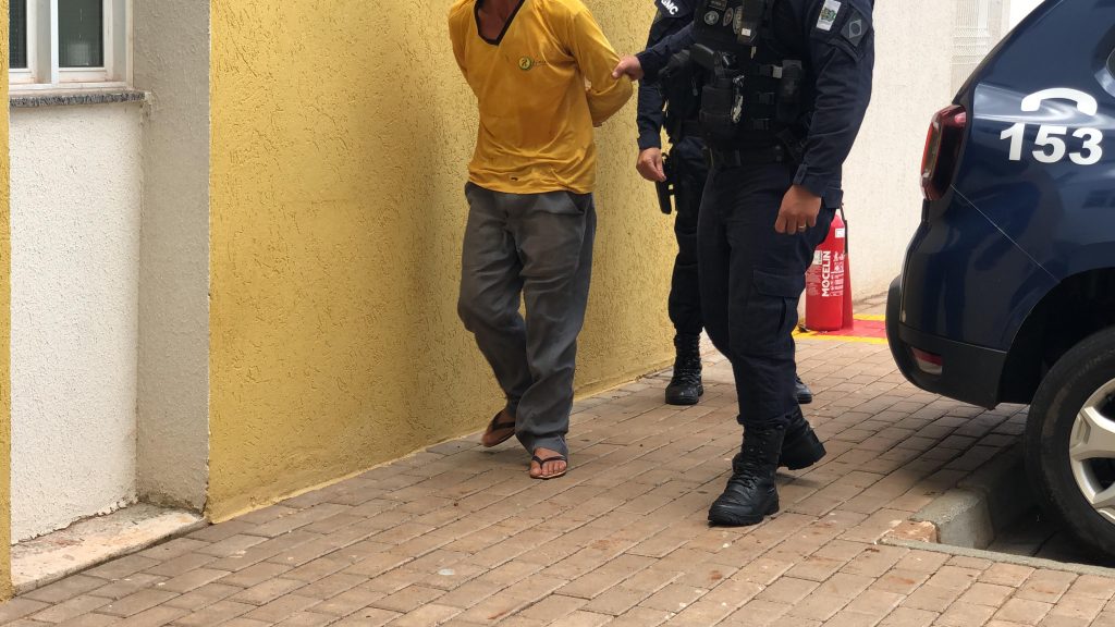 Homem descumpre medida protetiva, se aproxima da ex e é detido pela GM no Bairro Neva Homem descumpre medida protetiva, se aproxima da ex e é detido pela GM no Bairro Neva