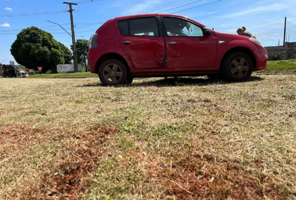 Carro com casal e criança para em canteiro após acidente no trevo de acesso à Santa Helena Carro com casal e criança para em canteiro após acidente no trevo de acesso à Santa Helena