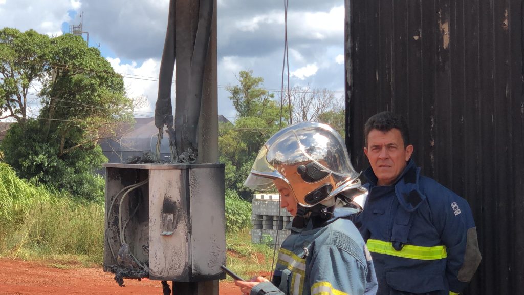 Curto-circuito em caixa de energia provoca incêndio às margens da BR-277 Curto-circuito em caixa de energia provoca incêndio às margens da BR-277