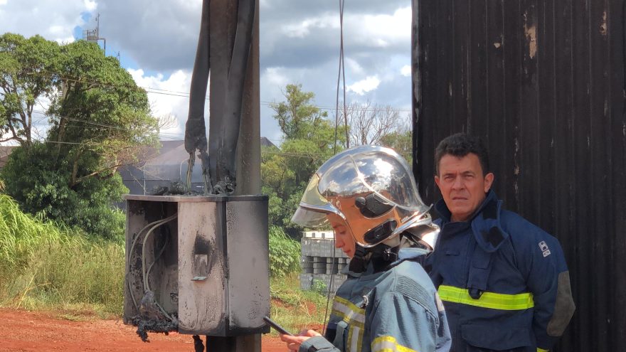 Curto-circuito em caixa de energia provoca incêndio às margens da BR-277