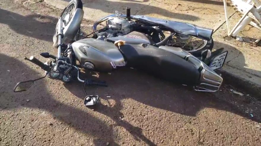 Colisão entre Fiat Toro e Honda CG deixa jovem de 24 anos ferido