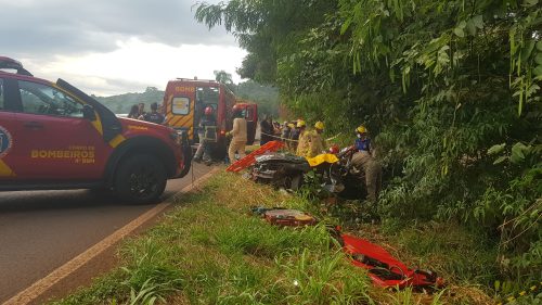 Duas pessoas ficam em estado grave após capotamento na PR-180 Imagem referente a Duas pessoas ficam em estado grave após capotamento na PR-180