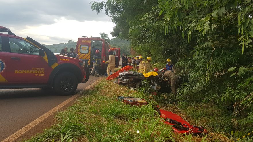 Duas pessoas ficam em estado grave após capotamento na PR-180