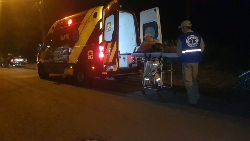 Motociclista se envolve em colisão perto de casa e pede ajuda do Corpo de Bombeiros