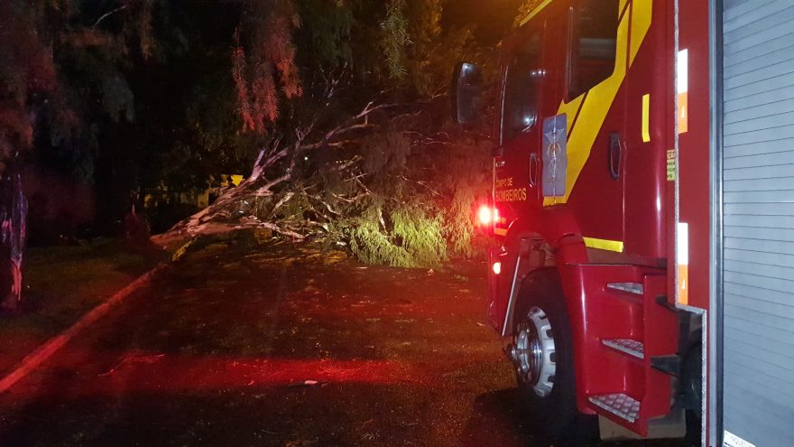 Bombeiros são mobilizados para atenderem população com danos referente ao temporal