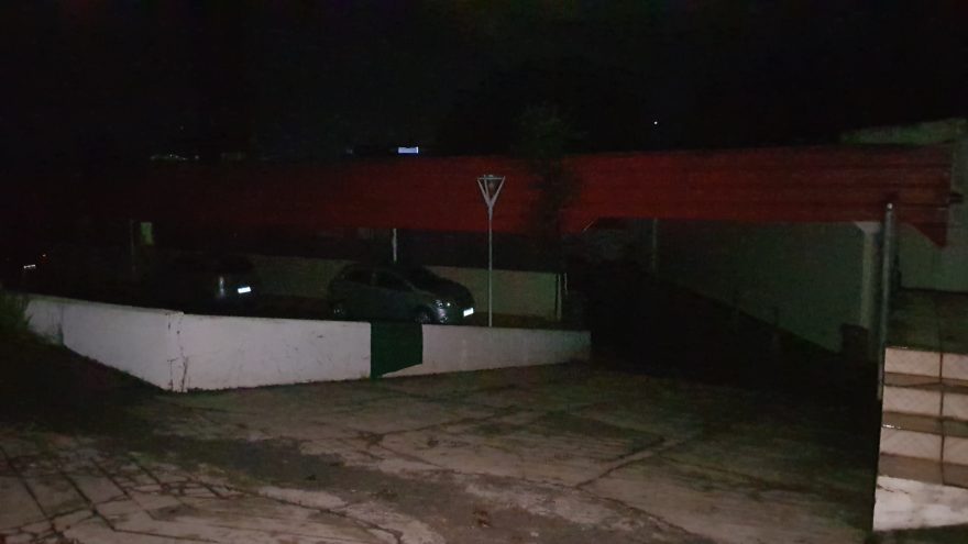 UPA e residências na Avenida Tancredo Neves sem energia após temporal devastador