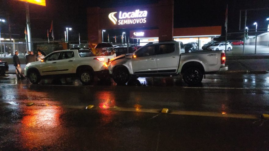 Cobalt, Fiat Toro e caminhonete se chocam na Avenida Brasil, no São Cristóvão