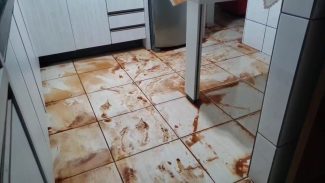 Casa é alagada no Bairro Universitário e proprietária pede reparo em boca de lobo