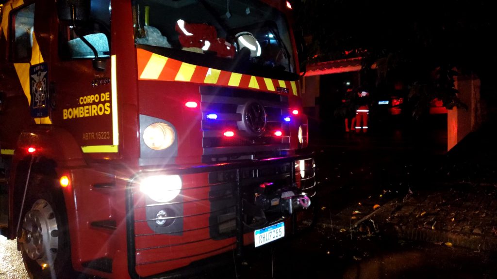 Incêndio em máquina de lavar mobiliza bombeiros no Santa Felicidade Incêndio em máquina de lavar mobiliza bombeiros no Santa Felicidade