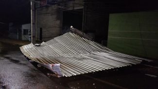Estrutura de zinco é arrancada com vento e interdita pista na Xavantes
