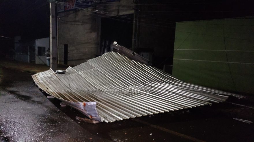 Estrutura de zinco é arrancada com vento e interdita pista na Xavantes