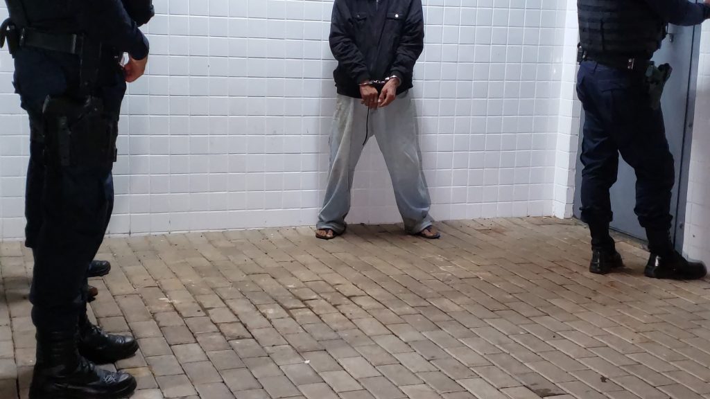 Homem é detido acusado de arrombar veículo para furtar celulares em Cascavel Homem é detido acusado de arrombar veículo para furtar celulares em Cascavel