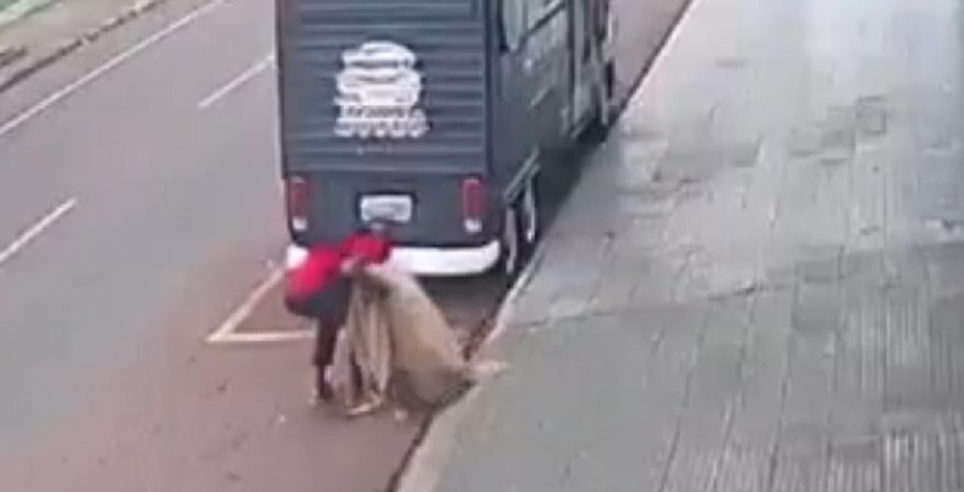 Ladrão é flagrado furtando extensão em trailer de lanches