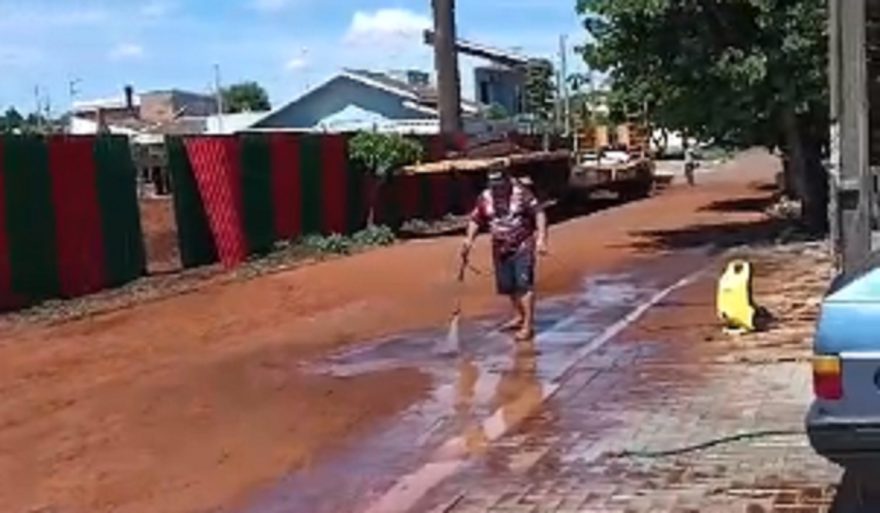 Moradores reclamam da sujeira durante obras do novo posto de saúde no Santa Felicidade