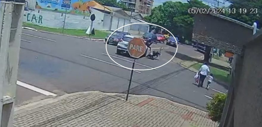 Kicks fura a preferencial e atinge motociclista no Coqueiral