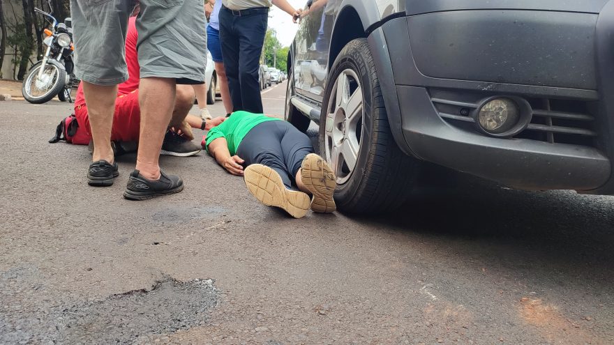 Casal de motociclistas fica ferido em acidente com Cross Fox no Centro