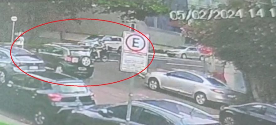 Câmera registra colisão que deixou casal de motociclistas ferido no Centro