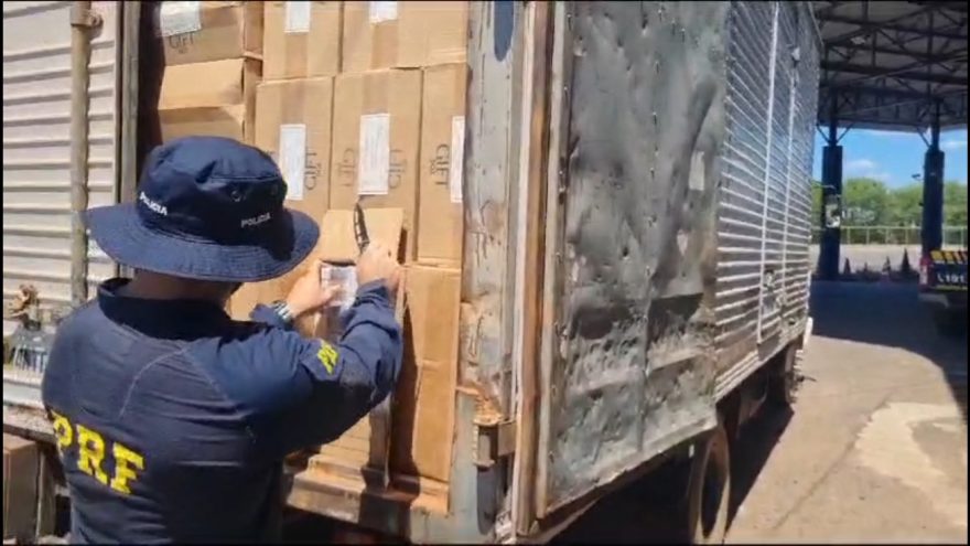 Caminhão de Cascavel ignora ordem de parada e é pego com carga milionária de cigarros