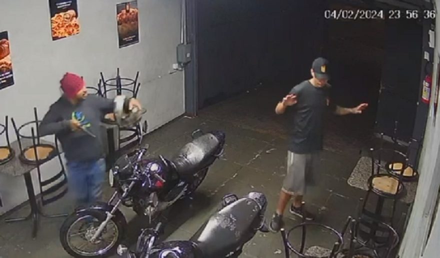 Câmera flagra assaltante rendendo funcionários em lanchonete no Coqueiral