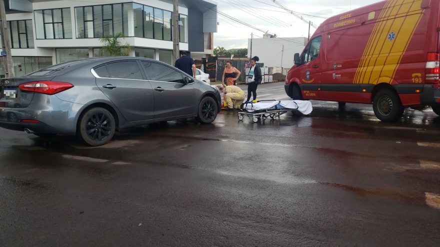 Colisão entre Cerato e Biz deixa mãe e filho feridos no Centro