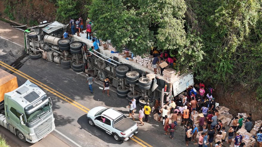 Indígenas e populares fazem a festa com carreta de frango tombada na BR-277
