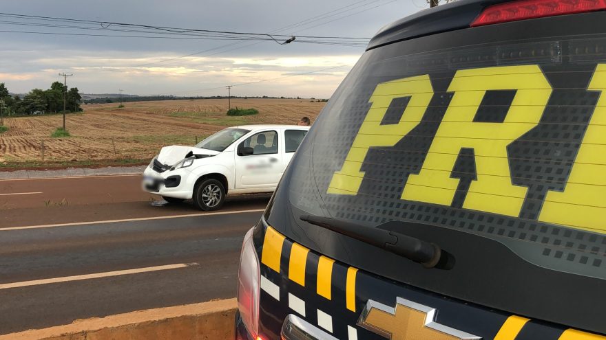 Acidente entre Fiat Uno e Pajero é registrado na saída do Show Rural