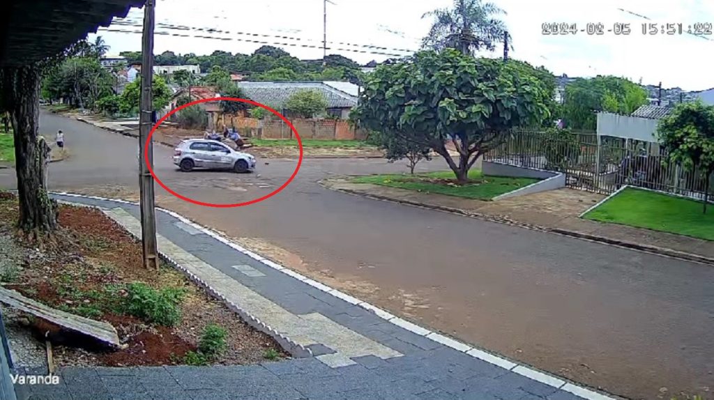 Vídeo mostra acidente que deixou duas pessoas feridas no Bairro Floresta Vídeo mostra acidente que deixou duas pessoas feridas no Bairro Floresta