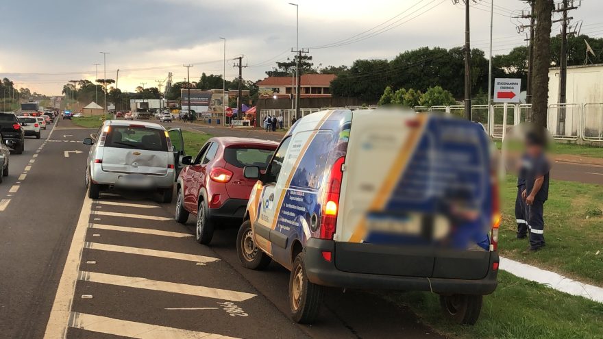 Engavetamento entre três veículos deixa trânsito lento na BR-277