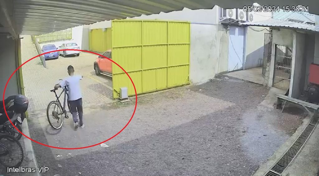 Câmera flagra furto de bicicleta dentro de empresa no Bairro Parque São Paulo Câmera flagra furto de bicicleta dentro de empresa no Bairro Parque São Paulo