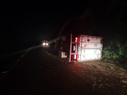Motorista tomba caminhão na PR-281 e precisa ser socorrido Imagem referente a Motorista tomba caminhão na PR-281 e precisa ser socorrido