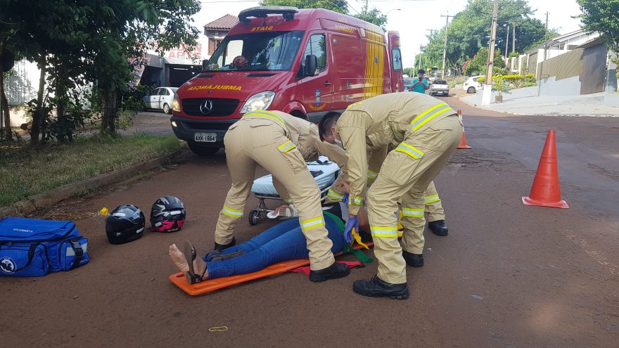 Colisão entre moto e bicicleta deixa mulher ferida no Bairro Turisparque