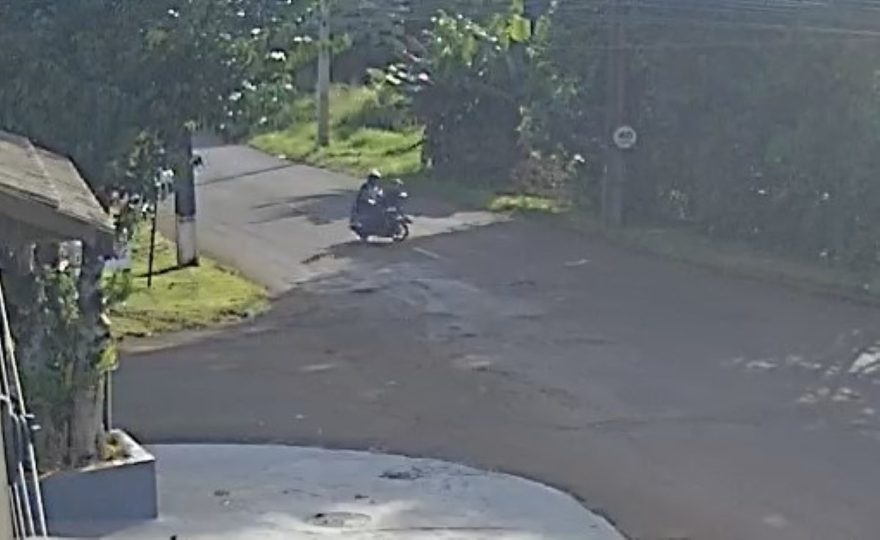 Vídeo mostra colisão entre bicicleta e moto na Rua Pedro Baú