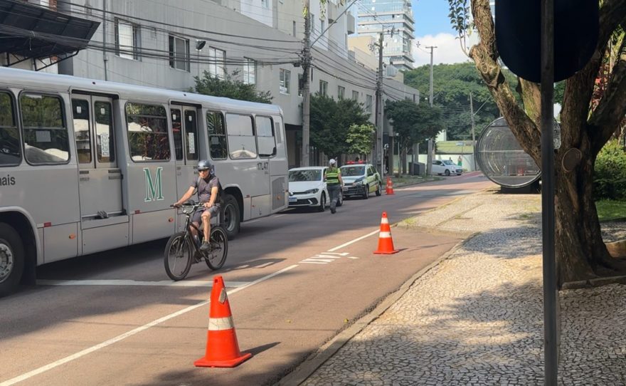Jovem de 18 anos é socorrido pelo Siate após ser atropelado por ônibus