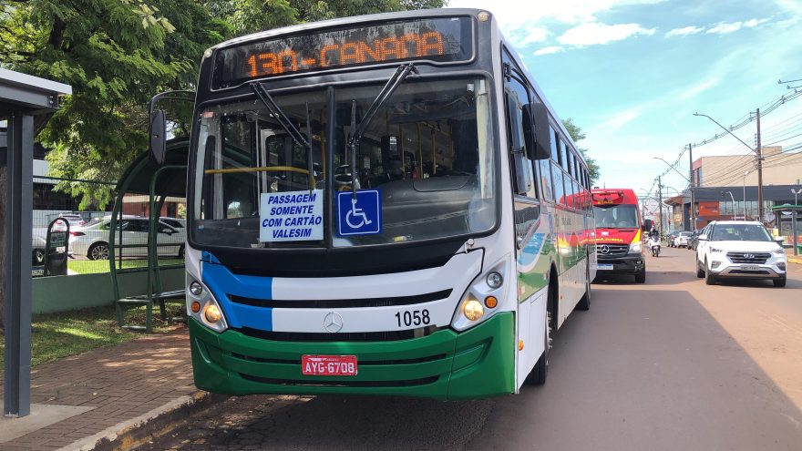Mulher fica ferida após despencar de degraus de ônibus coletivo